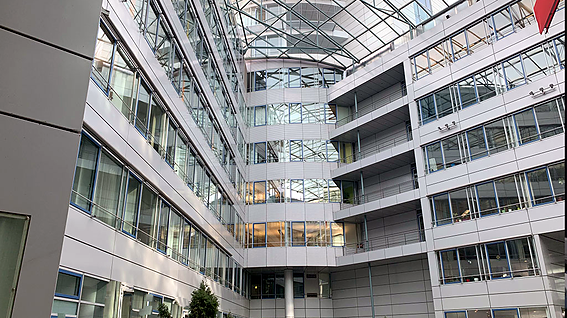 Lichtdurchflutetes Glasatrium im Gebäude des PC-COLLEGE Leipzig